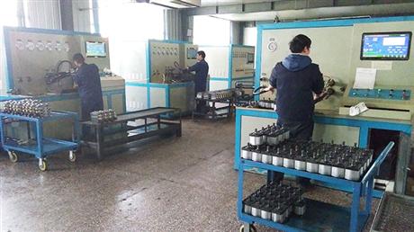 液壓多路閥試驗臺（左）和齒輪泵試驗臺